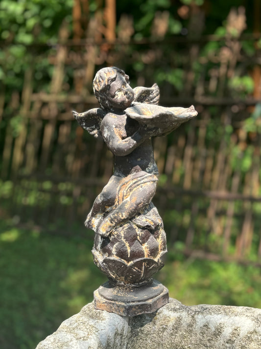 Engel aus Guss mit Schale