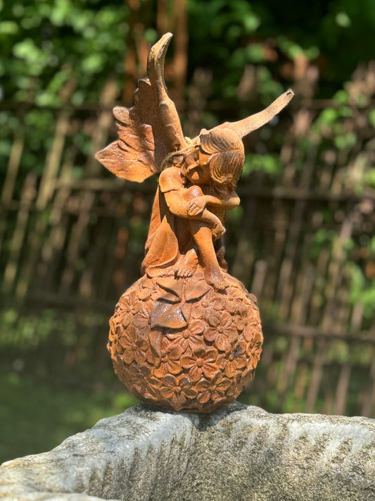 Engel aus Guss in Edelrost