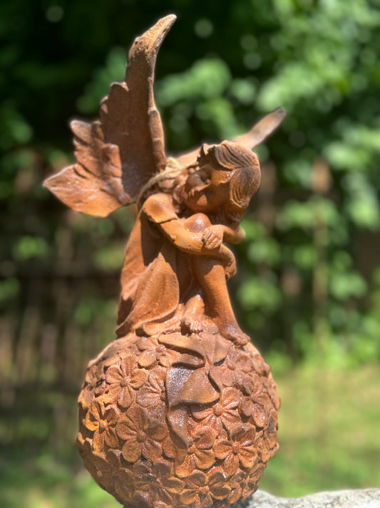 Engel aus Guss in Edelrost
