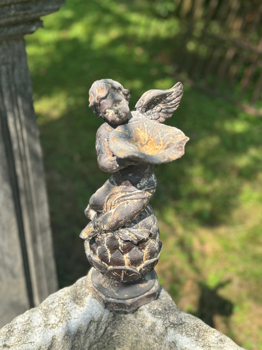 Engel aus Guss mit Schale