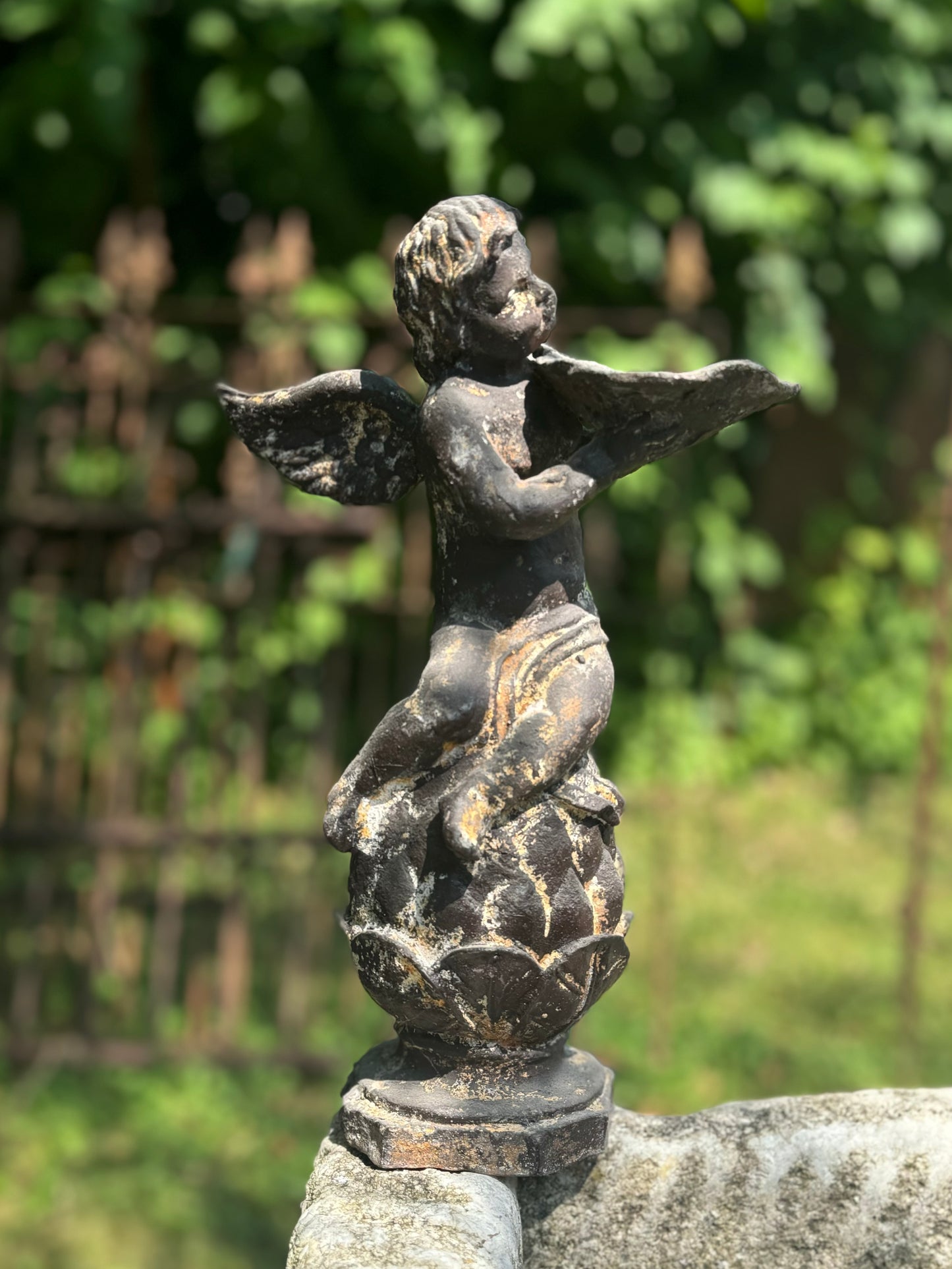 Engel aus Guss mit Schale