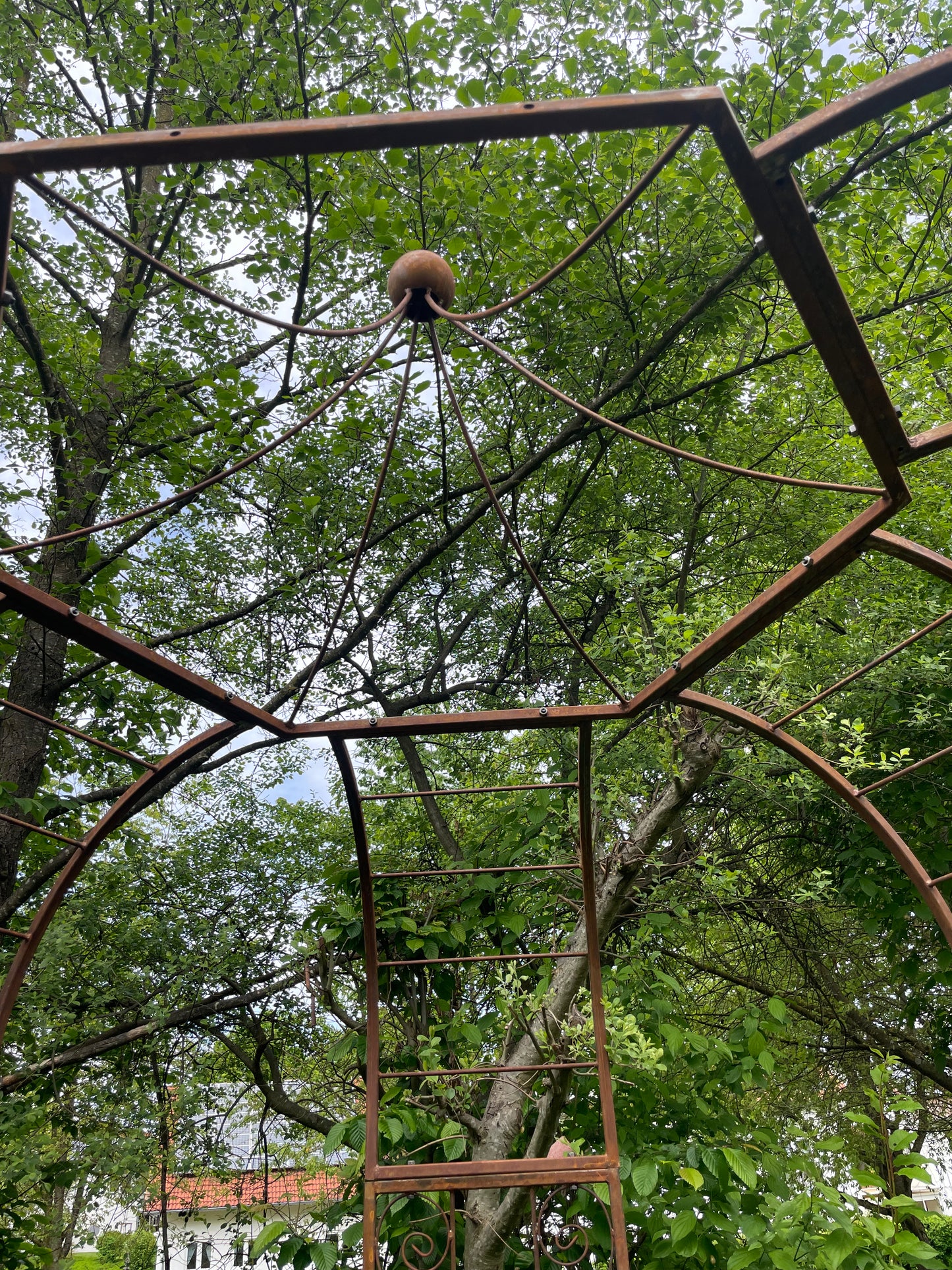 Rosenpavillon mit Sitzbank