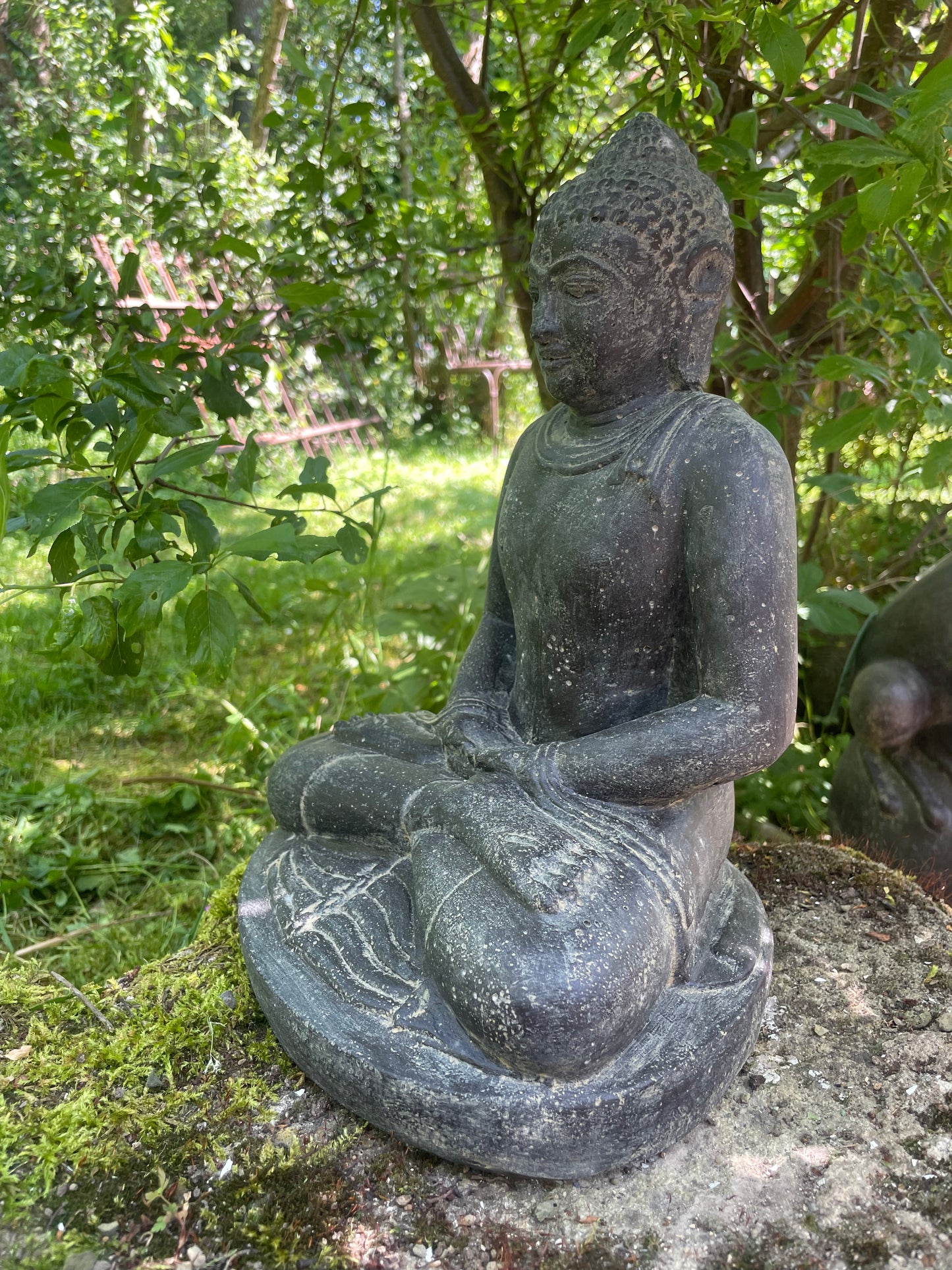 Buddha sitzend, Steinguss