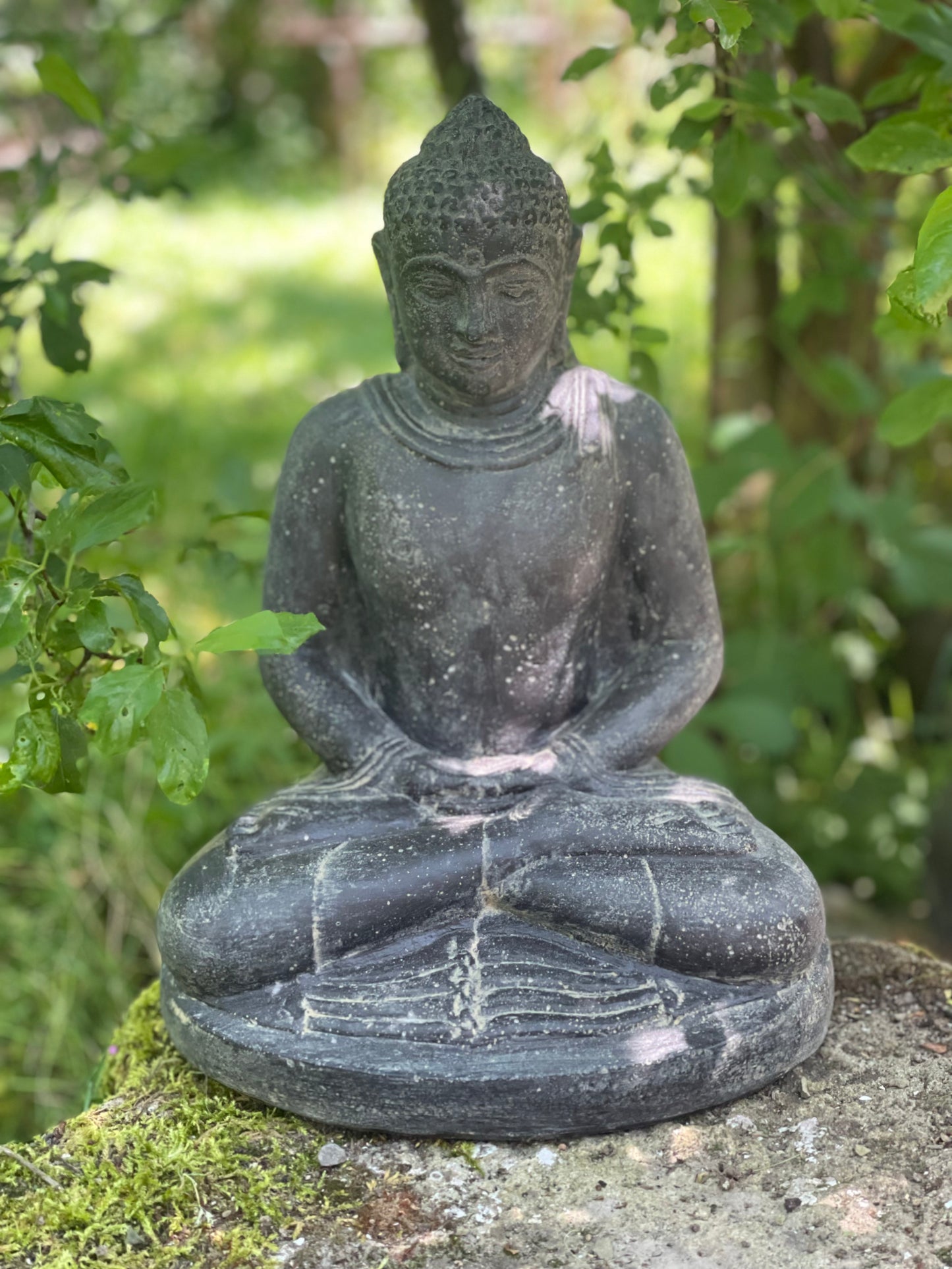 Buddha sitzend, Steinguss