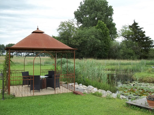 Kiosk in edelrost mit Blechdach