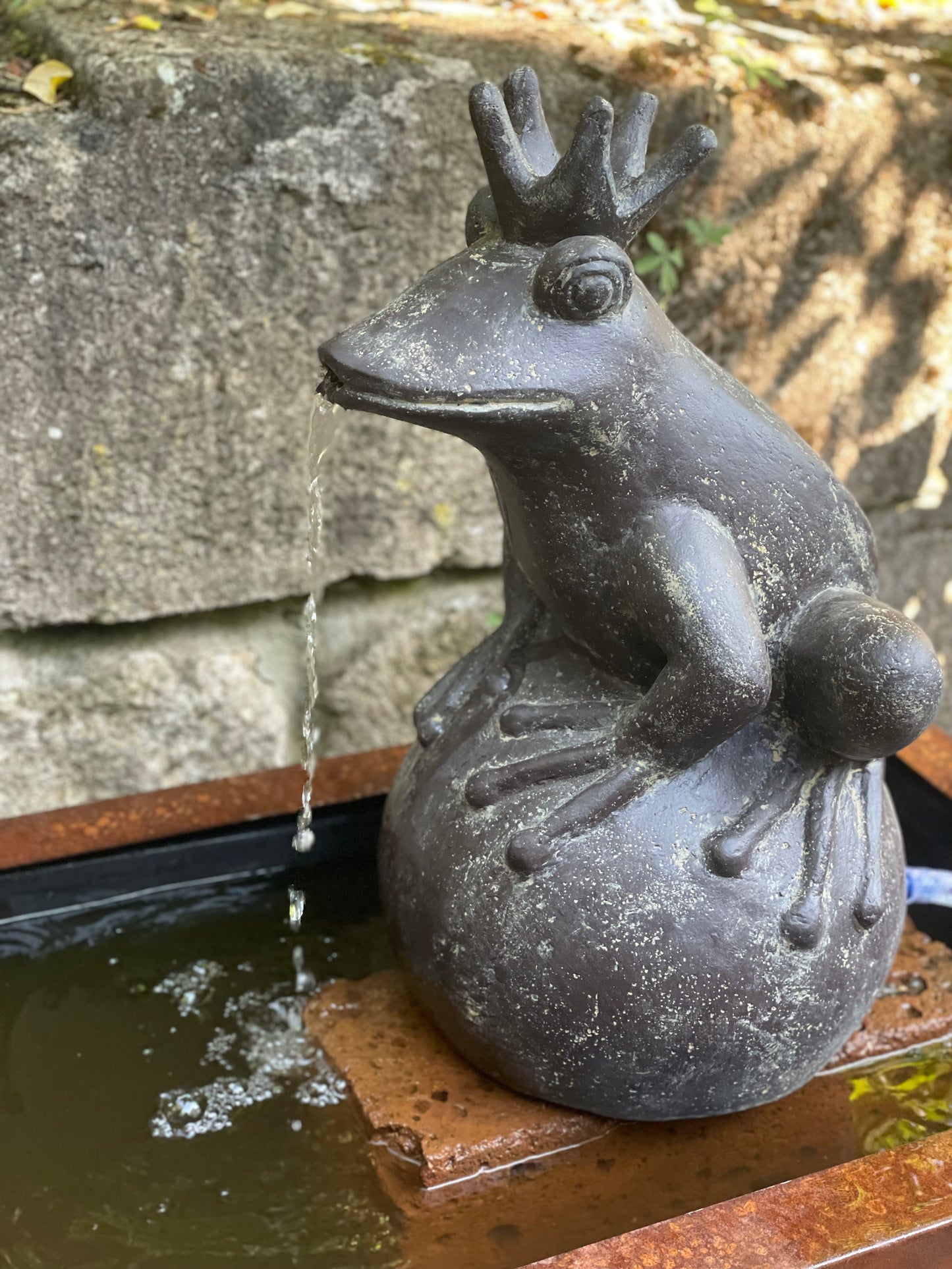 Froschprinz auf Kugel als Wasserspiel