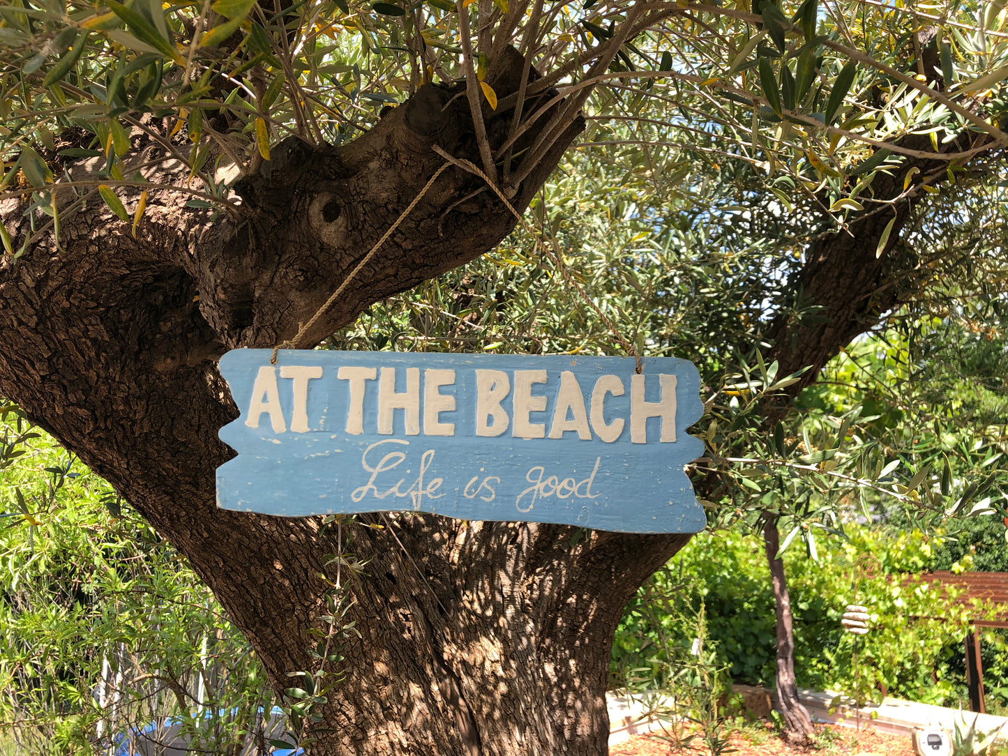 Schild, Holzschild "At the beach"