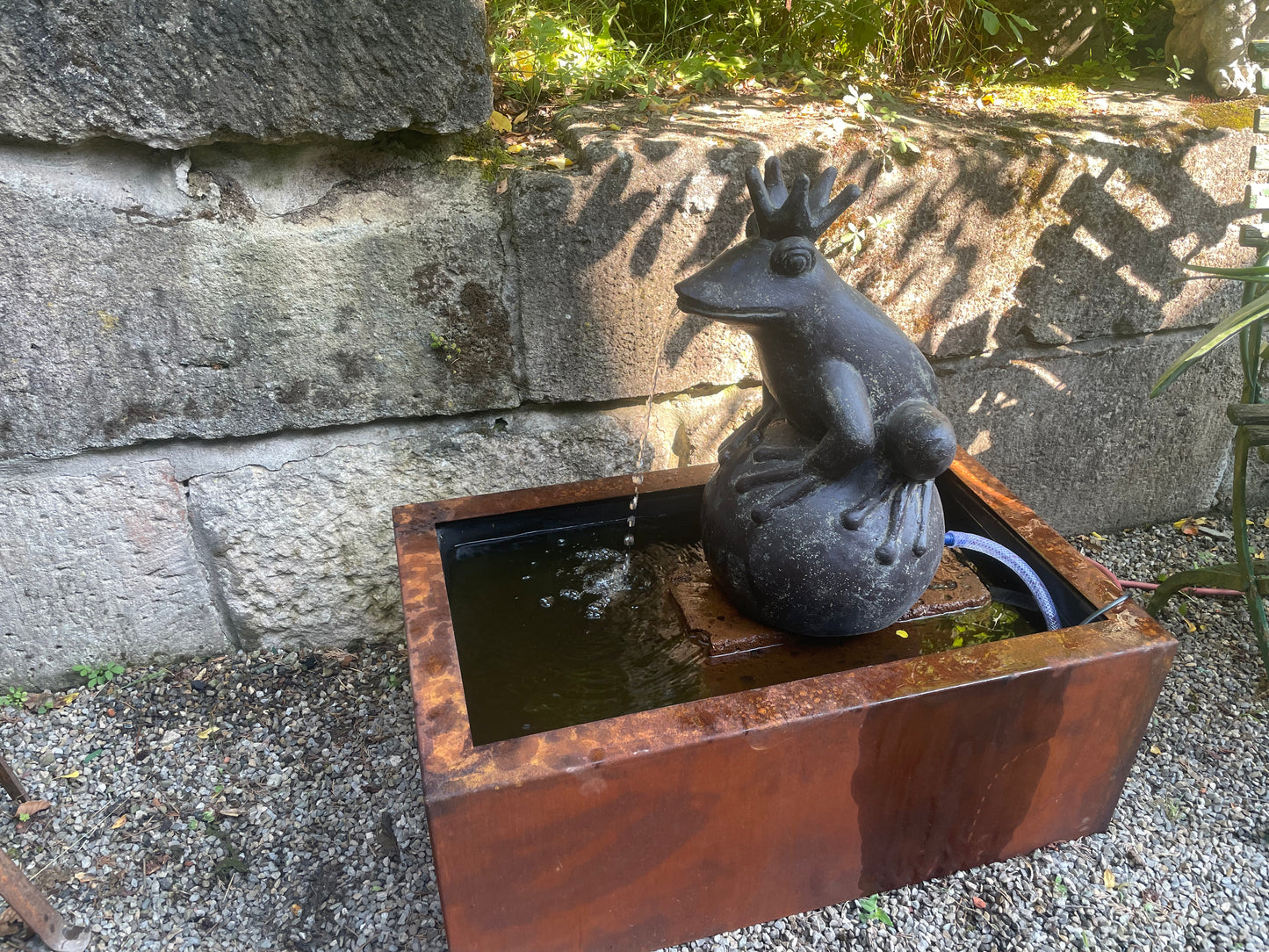 Froschprinz auf Kugel als Wasserspiel