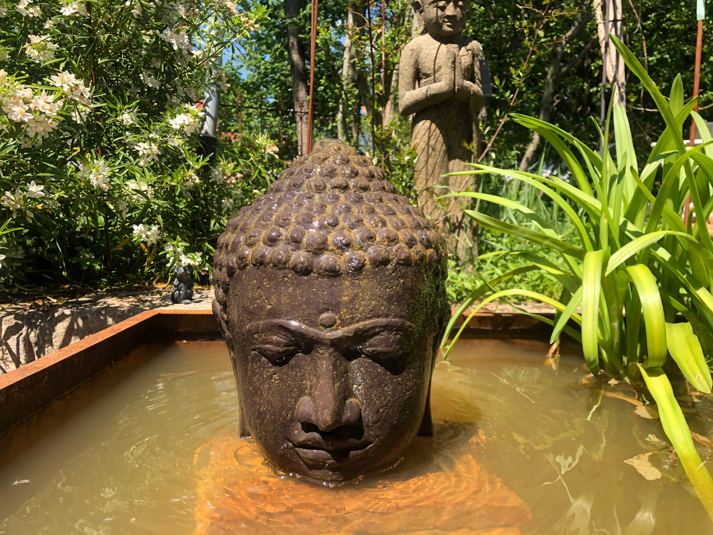 Buddha Kopf als Wasserspiel