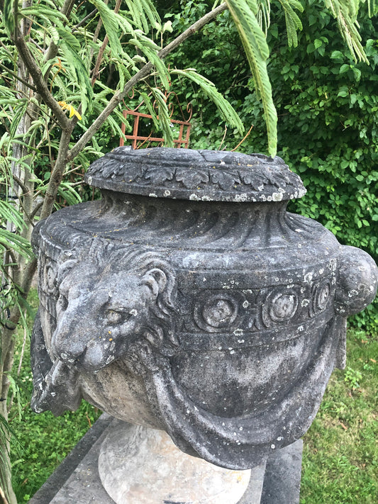 Urnenvase aus Marmor