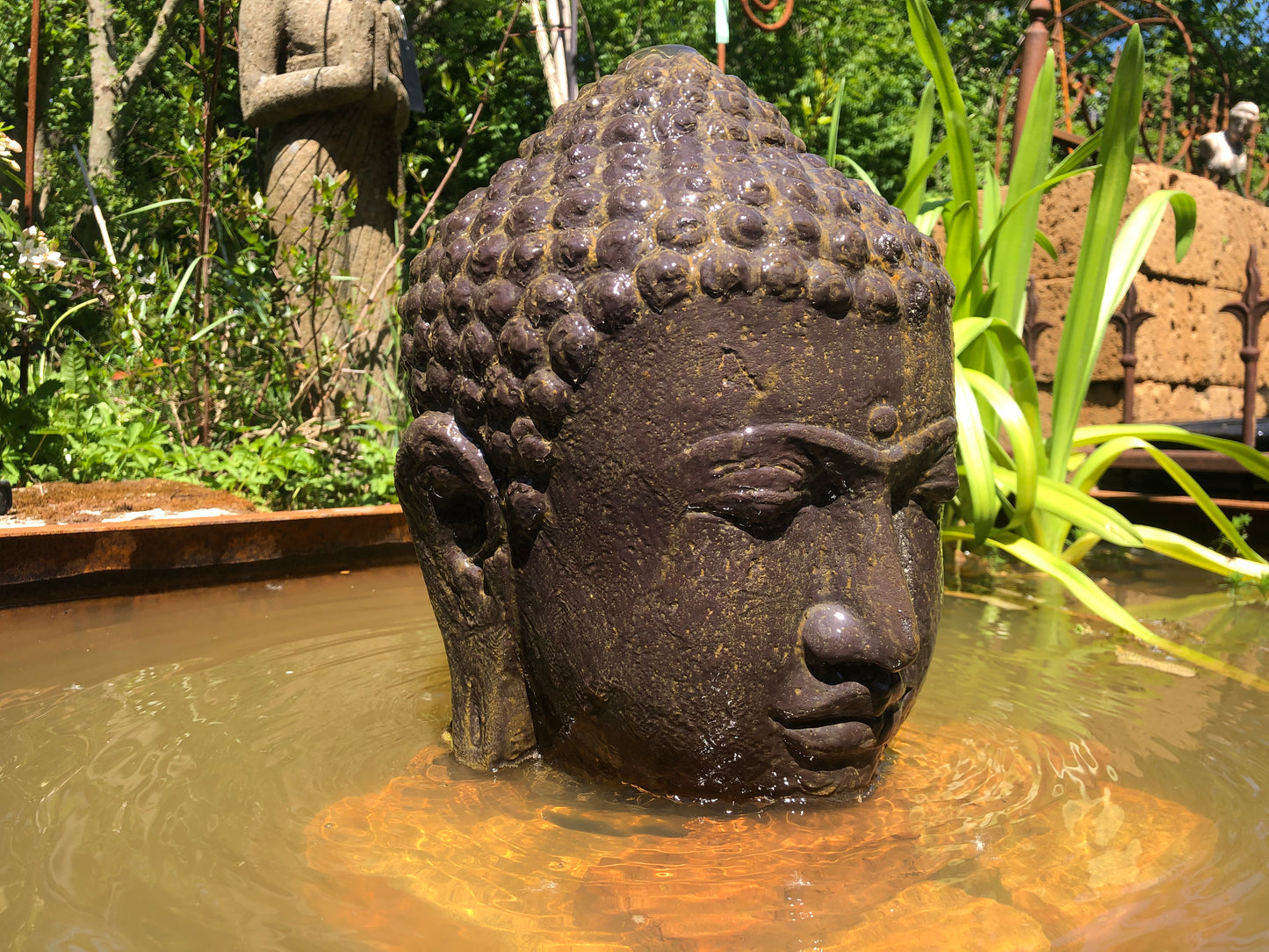 Buddha Kopf als Wasserspiel