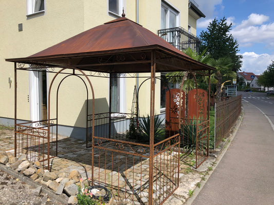 Kiosk in edelrost mit Blechdach