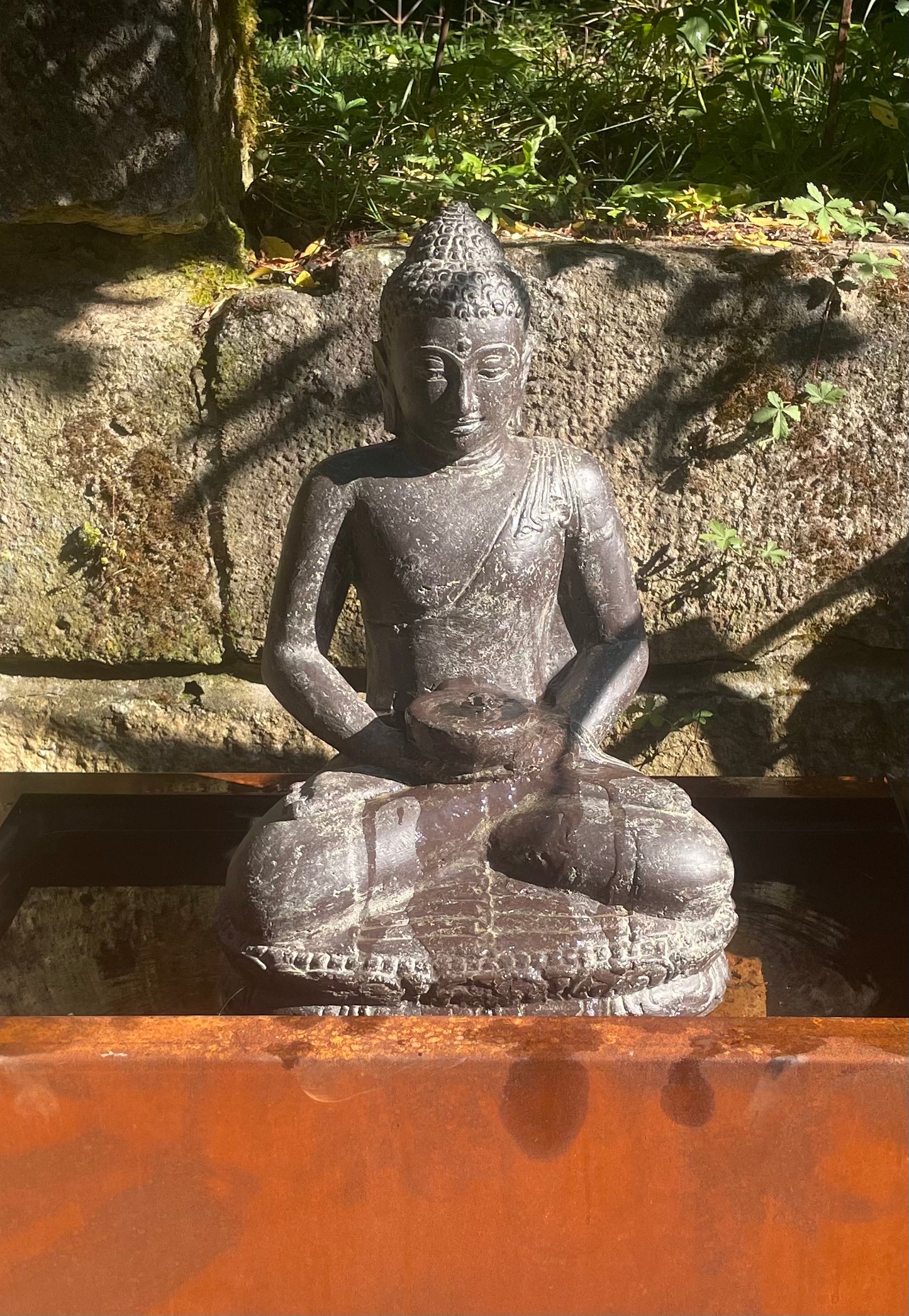 Buddha sitzend als Wasserspiel