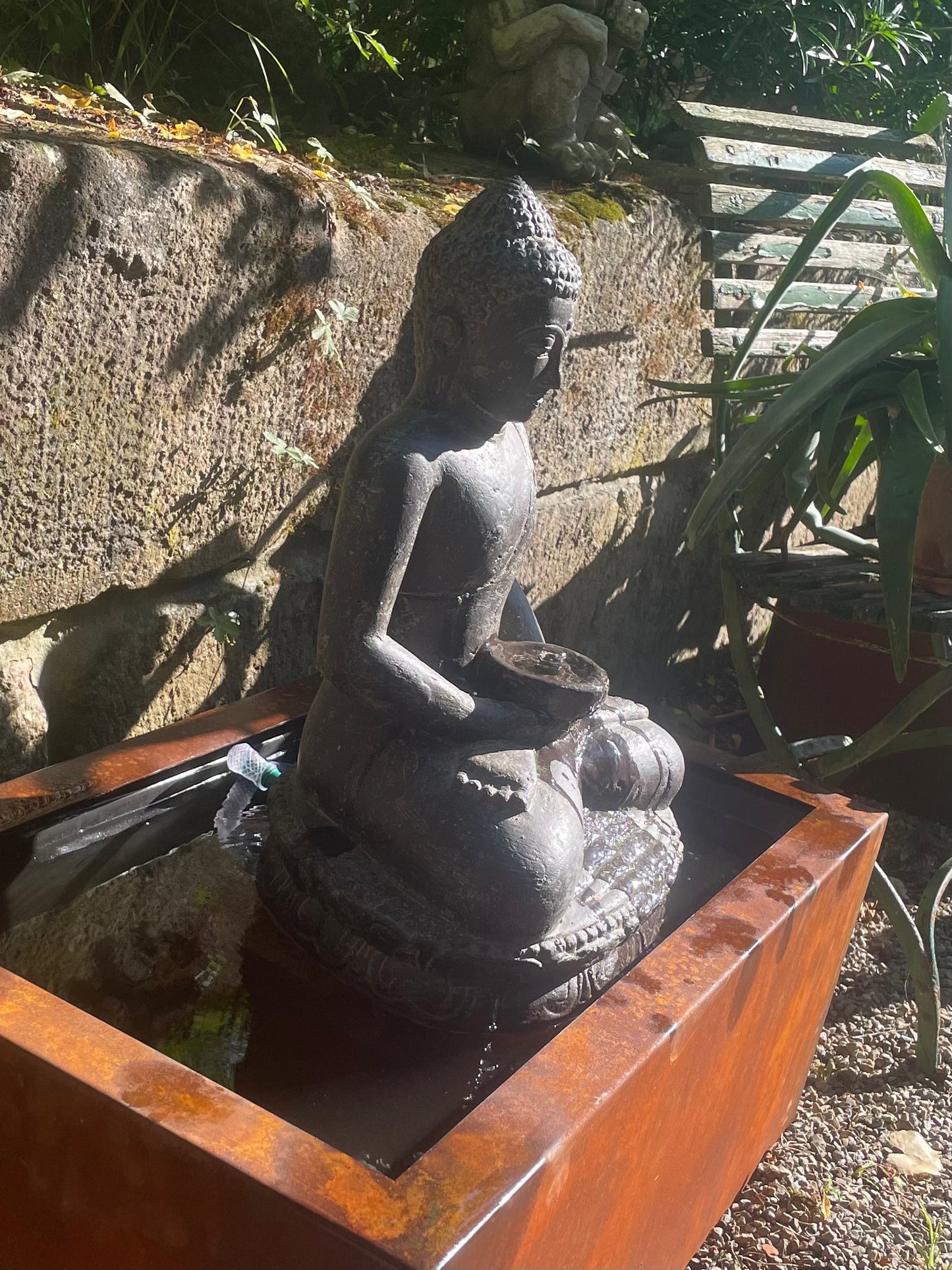 Buddha sitzend als Wasserspiel