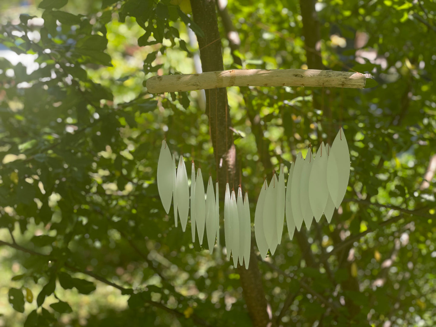 Glaswindspiel mit Treibholz