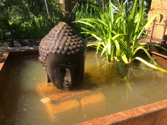 Buddha Kopf als Wasserspiel