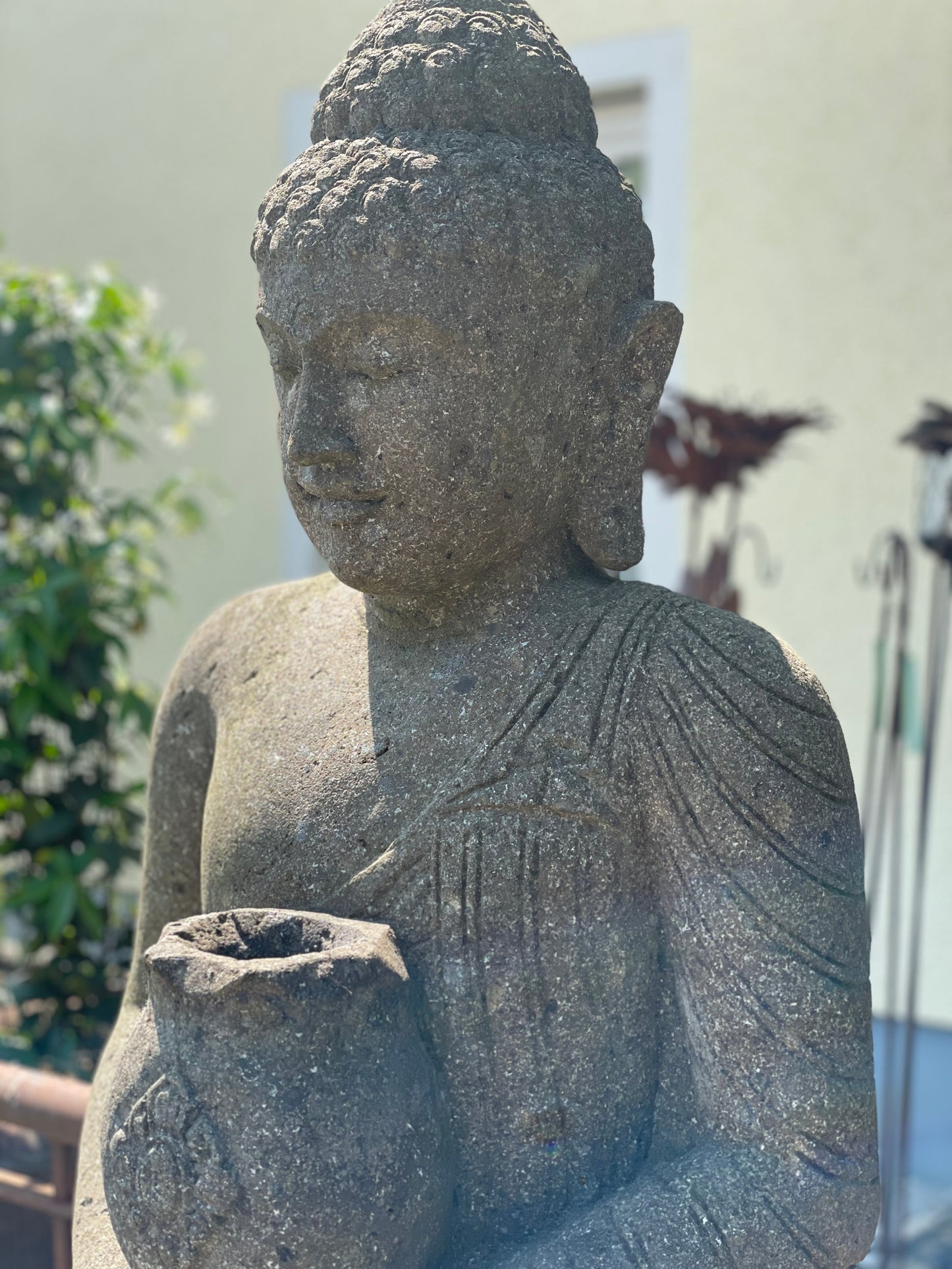Buddha stehend Basanit mit Vase