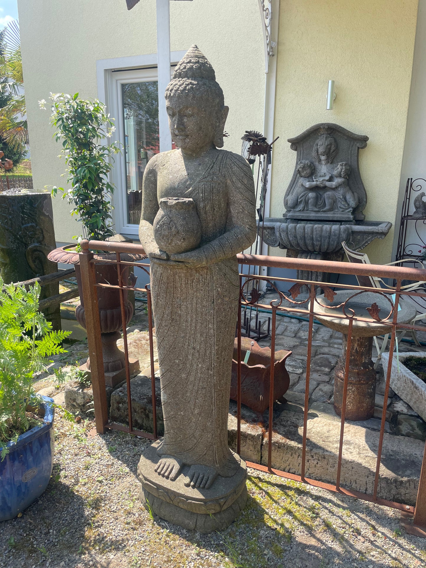 Buddha stehend Basanit mit Vase