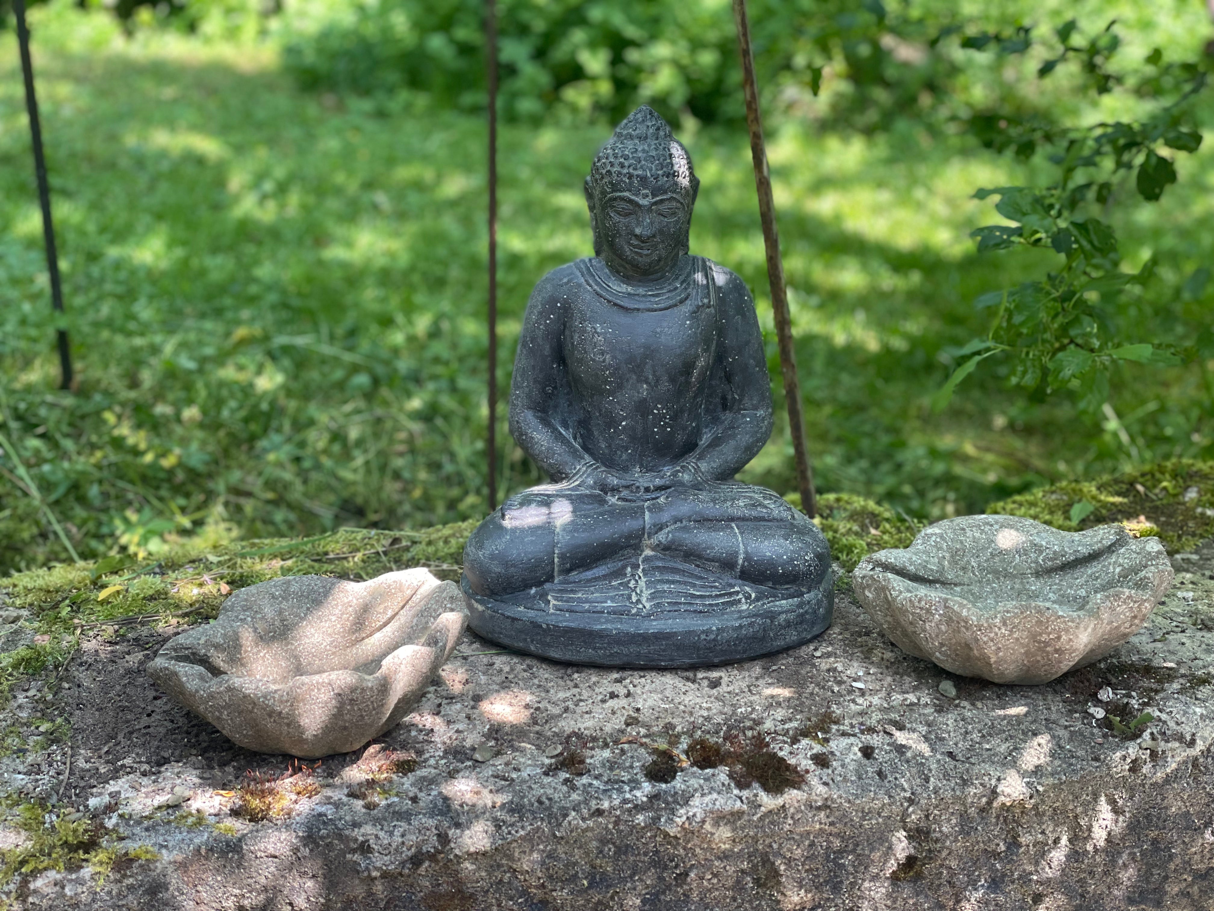 Buddha Sitzend, Steinguss – AntikundDesign