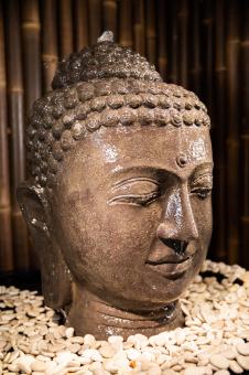 Buddha Kopf als Wasserspiel
