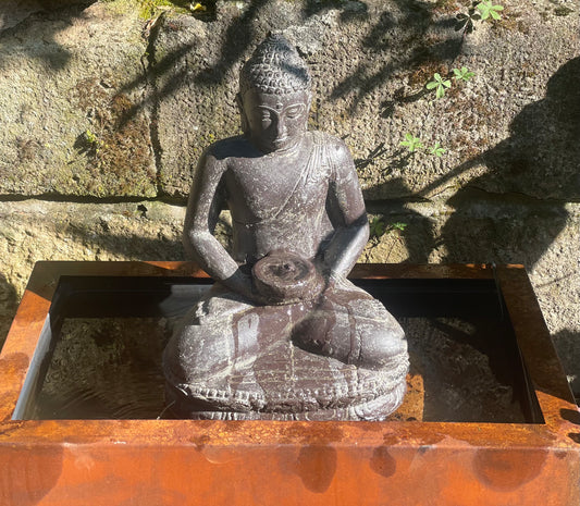 Buddha sitzend als Wasserspiel
