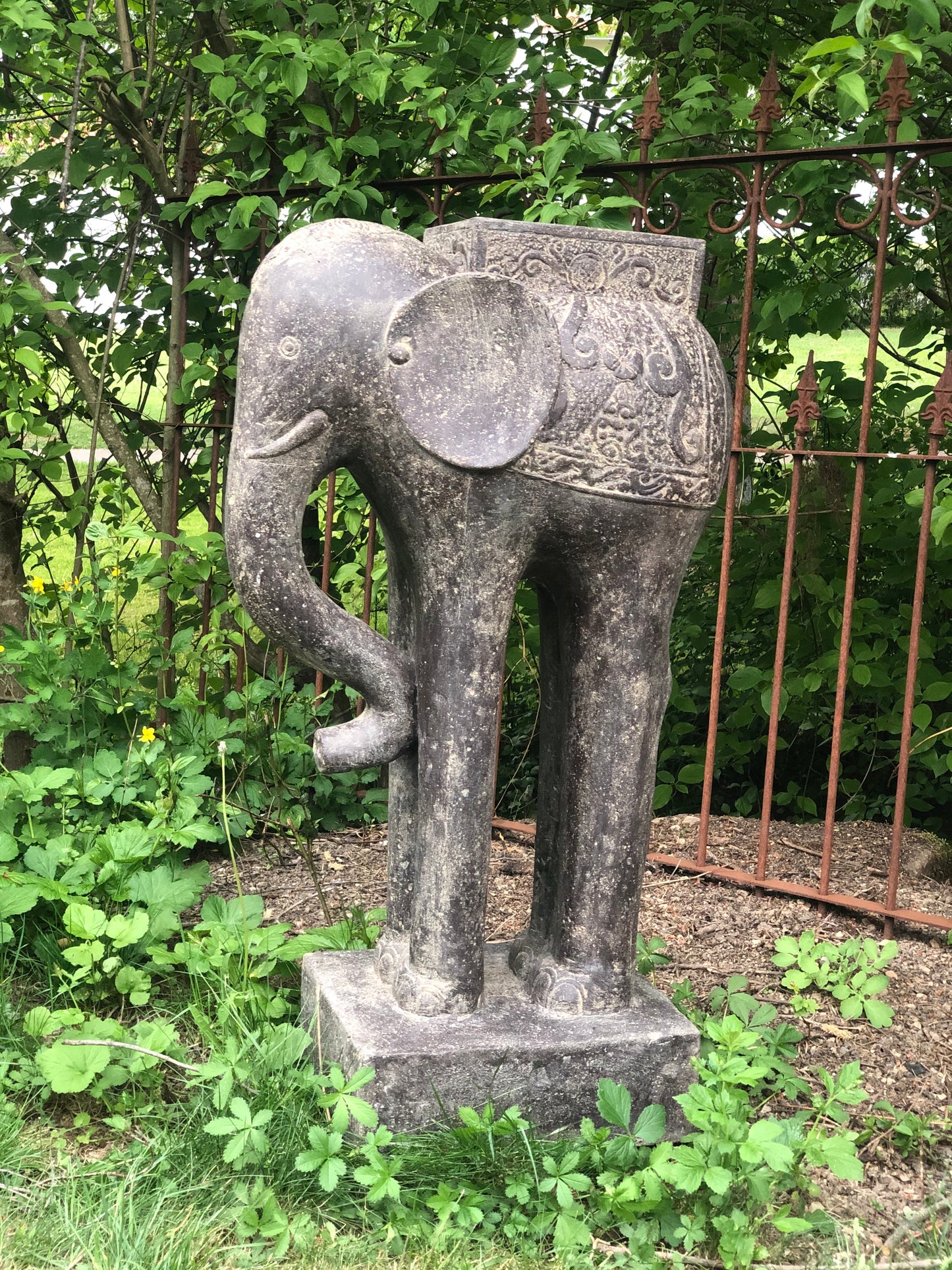 Elefanten Skulptur mit Sattel als Ablage