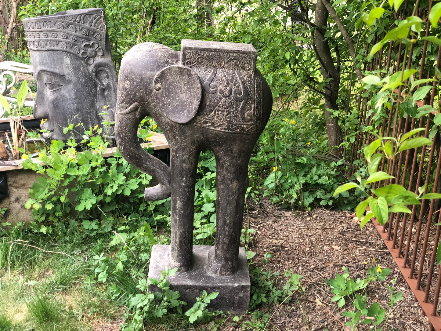 Elefanten Skulptur mit Sattel als Ablage